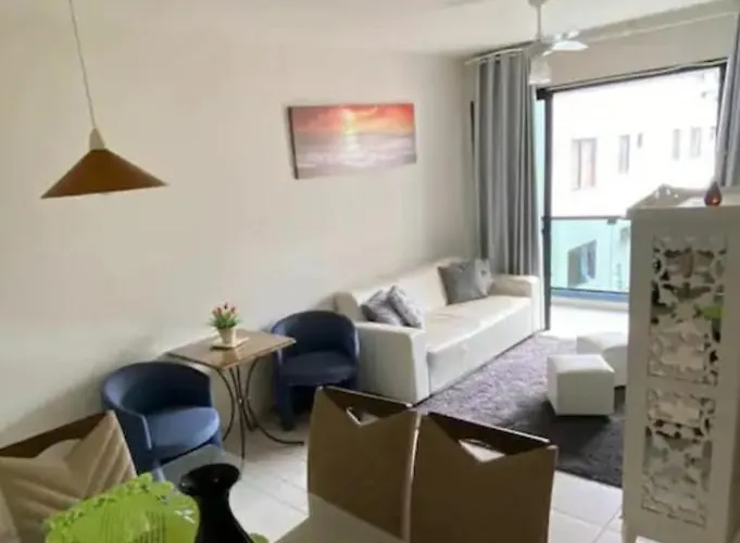 Apartamento amplo a menos de 400 metros da praia localizado próximo a praça da Brunella, área nobre do Guarujá.